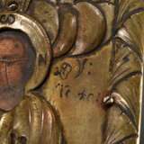Russische Ikone mit getriebenem und graviertem Messing Oklad "Muttergottes" von zwei Engeln flankiert, Kreidegrund/Eitempera auf Holz, 19.Jh., 19,4x14,3cm - Foto 3