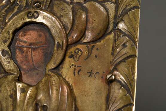 Russische Ikone mit getriebenem und graviertem Messing Oklad "Muttergottes" von zwei Engeln flankiert, Kreidegrund/Eitempera auf Holz, 19.Jh., 19,4x14,3cm - photo 3