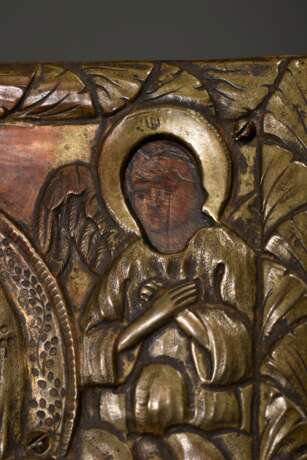 Russische Ikone mit getriebenem und graviertem Messing Oklad "Muttergottes" von zwei Engeln flankiert, Kreidegrund/Eitempera auf Holz, 19.Jh., 19,4x14,3cm - Foto 5