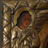 Russische Ikone mit getriebenem und graviertem Messing Oklad "Muttergottes" von zwei Engeln flankiert, Kreidegrund/Eitempera auf Holz, 19.Jh., 19,4x14,3cm - Foto 6
