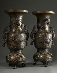 Paar große Bronze Vasen mit plastischen Drachen Henkeln und Reliefkartuschen mit Phönix- und Drachendarstellungen, 2teilig, Japan Meiji Zeit, H. 69,5cm, Ø 29,3cm min. best.