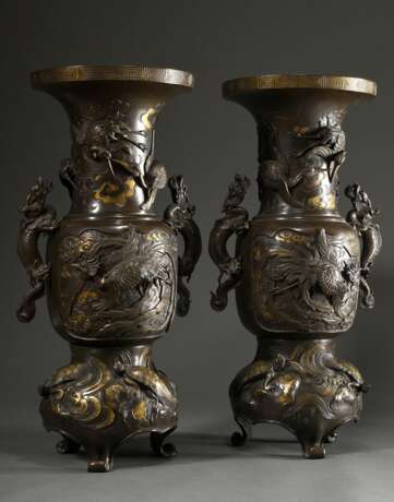 Paar große Bronze Vasen mit plastischen Drachen Henkeln und Reliefkartuschen mit Phönix- und Drachendarstellungen, 2teilig, Japan Meiji Zeit, H. 69,5cm, Ø 29,3cm min. best. - photo 1