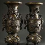 Paar große Bronze Vasen mit plastischen Drachen Henkeln und Reliefkartuschen mit Phönix- und Drachendarstellungen, 2teilig, Japan Meiji Zeit, H. 69,5cm, Ø 29,3cm min. best. - Foto 1