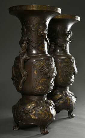 Paar große Bronze Vasen mit plastischen Drachen Henkeln und Reliefkartuschen mit Phönix- und Drachendarstellungen, 2teilig, Japan Meiji Zeit, H. 69,5cm, Ø 29,3cm min. best. - Foto 2