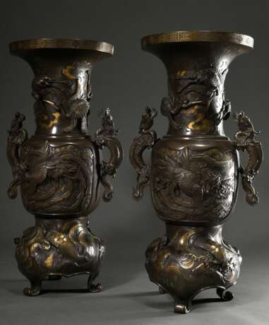 Paar große Bronze Vasen mit plastischen Drachen Henkeln und Reliefkartuschen mit Phönix- und Drachendarstellungen, 2teilig, Japan Meiji Zeit, H. 69,5cm, Ø 29,3cm min. best. - фото 3