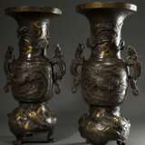 Paar große Bronze Vasen mit plastischen Drachen Henkeln und Reliefkartuschen mit Phönix- und Drachendarstellungen, 2teilig, Japan Meiji Zeit, H. 69,5cm, Ø 29,3cm min. best. - photo 3