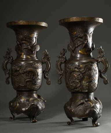 Paar große Bronze Vasen mit plastischen Drachen Henkeln und Reliefkartuschen mit Phönix- und Drachendarstellungen, 2teilig, Japan Meiji Zeit, H. 69,5cm, Ø 29,3cm min. best. - Foto 4