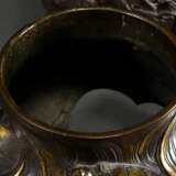Paar große Bronze Vasen mit plastischen Drachen Henkeln und Reliefkartuschen mit Phönix- und Drachendarstellungen, 2teilig, Japan Meiji Zeit, H. 69,5cm, Ø 29,3cm min. best. - Foto 6