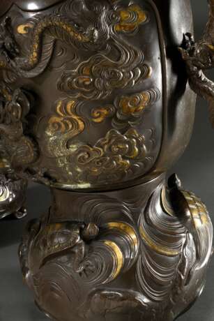 Paar große Bronze Vasen mit plastischen Drachen Henkeln und Reliefkartuschen mit Phönix- und Drachendarstellungen, 2teilig, Japan Meiji Zeit, H. 69,5cm, Ø 29,3cm min. best. - Foto 11