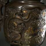 Paar große Bronze Vasen mit plastischen Drachen Henkeln und Reliefkartuschen mit Phönix- und Drachendarstellungen, 2teilig, Japan Meiji Zeit, H. 69,5cm, Ø 29,3cm min. best. - Foto 13