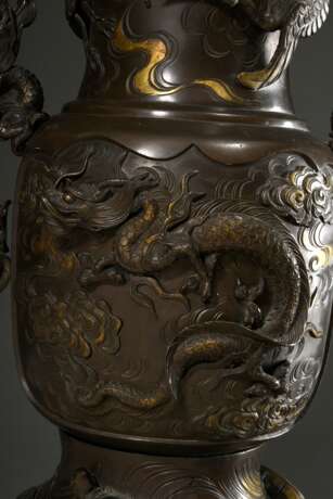 Paar große Bronze Vasen mit plastischen Drachen Henkeln und Reliefkartuschen mit Phönix- und Drachendarstellungen, 2teilig, Japan Meiji Zeit, H. 69,5cm, Ø 29,3cm min. best. - фото 14