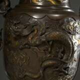 Paar große Bronze Vasen mit plastischen Drachen Henkeln und Reliefkartuschen mit Phönix- und Drachendarstellungen, 2teilig, Japan Meiji Zeit, H. 69,5cm, Ø 29,3cm min. best. - photo 14