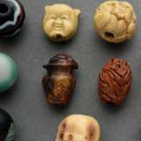 10 Diverse Ojime (緒締め) Perlen aus verschiedenen Materialien: 1 geschnitzter Obstkern (sign.), 1 Bein "Schädel", 1 Bernstein "Vase mit Karako", 2 Resin "Wendekopf: Okame oder Oni" und "G… - photo 2