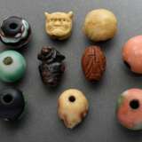 10 Diverse Ojime (緒締め) Perlen aus verschiedenen Materialien: 1 geschnitzter Obstkern (sign.), 1 Bein "Schädel", 1 Bernstein "Vase mit Karako", 2 Resin "Wendekopf: Okame oder Oni" und "G… - photo 3