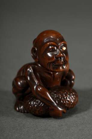 Buchsbaum Netsuke "Blinder Steinheber", Auge in Bein eingelegt, auf eingelegter Bein Kartusche, sign. Gyokkei (Davey 378), Mitte 19.Jh., verschieden große Himotoshi, schöne Patina, alter Sammlungskleber, H. 3,3… - photo 1