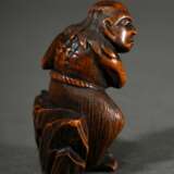 Buchsbaum Netsuke "Fischer auf Felsen mit Kugel (?)", Inhalt beweglich, verschieden große Himotoshi, schöne Patina, um 1900, H. 4,5cm - photo 3