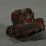 Buchsbaum Netsuke "Fischer auf Felsen mit Kugel (?)", Inhalt beweglich, verschieden große Himotoshi, schöne Patina, um 1900, H. 4,5cm - Foto 4