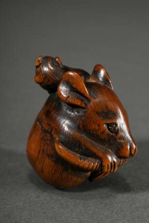 Buchsbaum Netsuke "Rundgelegte Ratte mit Jungem", eingelegtes Horn Auge (1 fehlt), schöne Patina, Japan 19.Jh., H. 3,7cm - photo 1