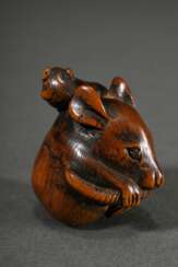 Buchsbaum Netsuke &quot;Rundgelegte Ratte mit Jungem&quot;, eingelegtes Horn Auge (1 fehlt), schöne Patina, Japan 19.Jh., H. 3,7cm