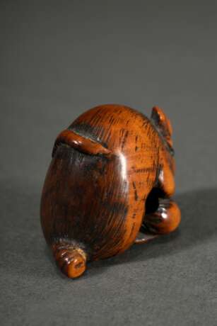 Buchsbaum Netsuke "Ratte mit Kastanie", eingelegte Horn Augen, schöne Patina, Japan, H. 2,9cm, Schwanz alt abgebrochen - фото 4
