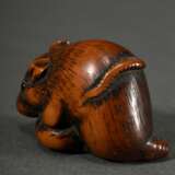 Buchsbaum Netsuke "Ratte mit Kastanie", eingelegte Horn Augen, schöne Patina, Japan, H. 2,9cm, Schwanz alt abgebrochen - Foto 5