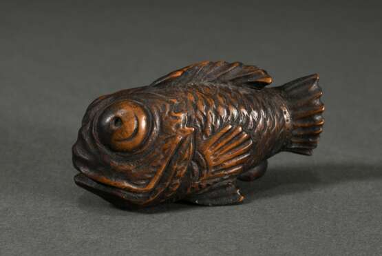Buchsbaum Netsuke "Akodai Fisch" in kraftvoller Schnitzarbeit, sign. Mitsuyuki 光之, Japan 2. Hälfte 19.Jh., L. 6cm - Foto 1