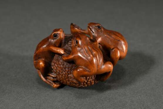 Buchsbaum Netsuke "Drei Frösche auf einer Beere", eingelegte Horn Augen, sign. Gyokuseki 玉石 (Davey 436), 20.Jh., 2,8x4,4x4cm - Foto 1