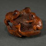 Buchsbaum Netsuke "Drei Frösche auf einer Beere", eingelegte Horn Augen, sign. Gyokuseki 玉石 (Davey 436), 20.Jh., 2,8x4,4x4cm - фото 2