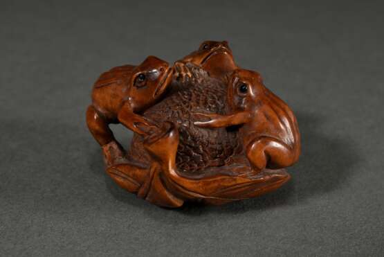 Buchsbaum Netsuke "Drei Frösche auf einer Beere", eingelegte Horn Augen, sign. Gyokuseki 玉石 (Davey 436), 20.Jh., 2,8x4,4x4cm - photo 2