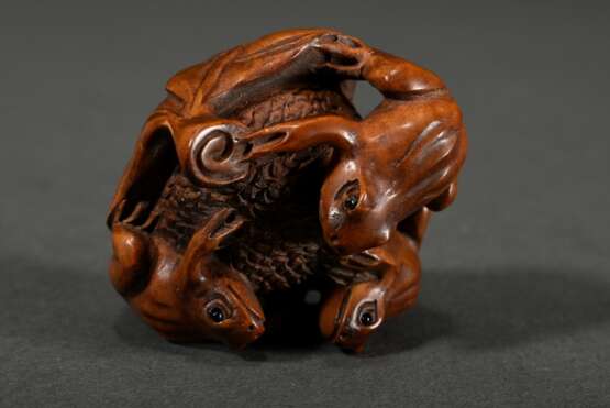 Buchsbaum Netsuke "Drei Frösche auf einer Beere", eingelegte Horn Augen, sign. Gyokuseki 玉石 (Davey 436), 20.Jh., 2,8x4,4x4cm - фото 4