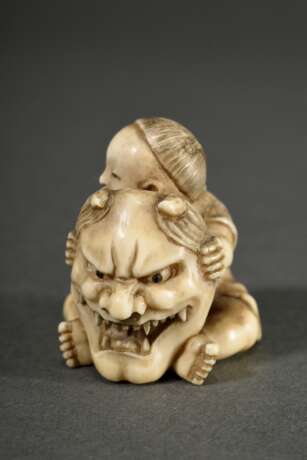 Sehr feines Elfenbein Netsuke "Karako mit Hannyu Maske", eingelegte Horn Augen, sign. Kôgyoku sai 光玉斎 (Davey 1193), Japan, Meiji Periode, 2. Hälfte 19.Jh., H. 3,1cm, Genehmigung nach Art. 10d VO (EG 338/97) lie… - photo 3