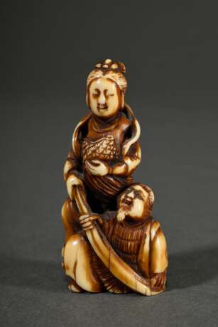 Pottwal Zahn Netsuke "Frau mit Drachenschildkröte und Mann" (Urashima Tarō und Otohime?), sign. Hidechika 秀親 (Davey 570-72), Japan, Meiji Periode, Ende 19.Jh., H. 5,5cm, schöne Patina, Kopf der Schildkröte fehl… - фото 1