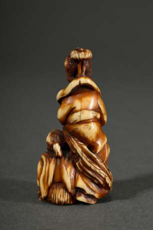 Pottwal Zahn Netsuke "Frau mit Drachenschildkröte und Mann" (Urashima Tarō und Otohime?), sign. Hidechika 秀親 (Davey 570-72), Japan, Meiji Periode, Ende 19.Jh., H. 5,5cm, schöne Patina, Kopf der Schildkröte fehl… - фото 2