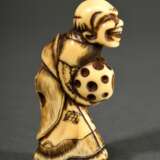 Elfenbein Netsuke "Stehender Mann mit Wunderkugel", um 1900, schöne Patina, H. 5,5cm, Riss, Genehmigung nach Art. 10d VO (EG 338/97) liegt vor, kein Export außerhalb der EU - photo 1