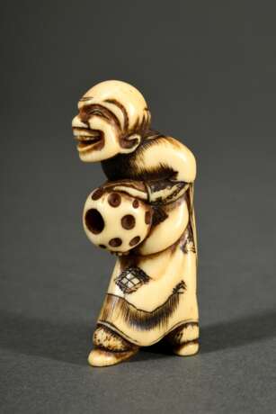 Elfenbein Netsuke "Stehender Mann mit Wunderkugel", um 1900, schöne Patina, H. 5,5cm, Riss, Genehmigung nach Art. 10d VO (EG 338/97) liegt vor, kein Export außerhalb der EU - фото 2