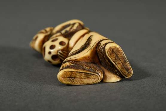 Elfenbein Netsuke "Stehender Mann mit Wunderkugel", um 1900, schöne Patina, H. 5,5cm, Riss, Genehmigung nach Art. 10d VO (EG 338/97) liegt vor, kein Export außerhalb der EU - photo 4