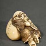 Elfenbein Netsuke "Daikoku mit Sack und Fächer", sign. Masahiro 正廣, Japan, Meiji Periode, um 1900, L. 5cm, schöne Patina, Genehmigung nach Art. 10d VO (EG 338/97) liegt vor, kein Export außerhalb der EU - Foto 3