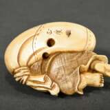 Elfenbein Netsuke "Daikoku mit Sack und Fächer", sign. Masahiro 正廣, Japan, Meiji Periode, um 1900, L. 5cm, schöne Patina, Genehmigung nach Art. 10d VO (EG 338/97) liegt vor, kein Export außerhalb der EU - photo 4