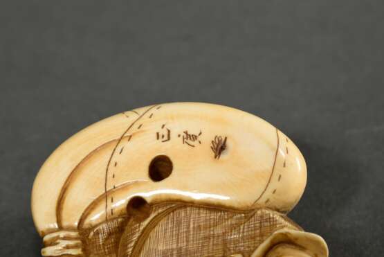 Elfenbein Netsuke "Daikoku mit Sack und Fächer", sign. Masahiro 正廣, Japan, Meiji Periode, um 1900, L. 5cm, schöne Patina, Genehmigung nach Art. 10d VO (EG 338/97) liegt vor, kein Export außerhalb der EU - фото 5