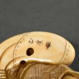 Elfenbein Netsuke "Daikoku mit Sack und Fächer", sign. Masahiro 正廣, Japan, Meiji Periode, um 1900, L. 5cm, schöne Patina, Genehmigung nach Art. 10d VO (EG 338/97) liegt vor, kein Export außerhalb der EU - фото 5