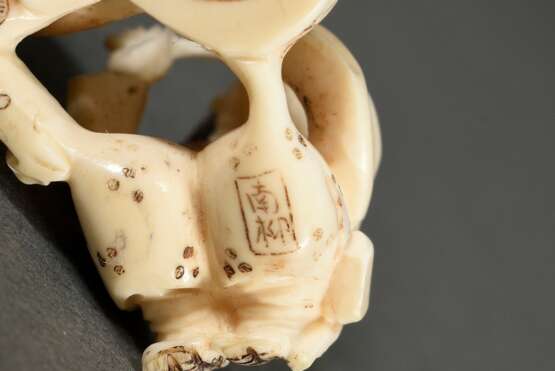 2 Diverse Elfenbein Netsuke und Schnitzerei: "Schauspieler mit Wendekopf und Kalebasse" (sign. Shôzan 松山, H. 5,2cm) und "Gauklerpaar mit dressiertem Äffchen" (sign. Nanryû oder Minamiyanagi 南柳, H. 3,1… - Foto 7