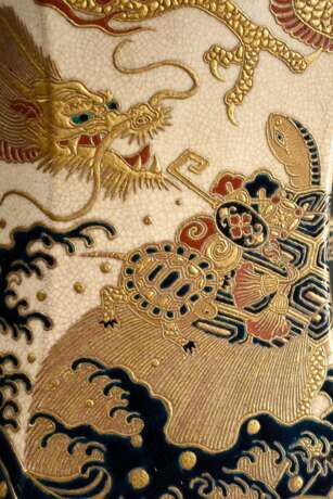 Japanisches Satsuma Deckelgefäß mit polychromem Dekor "Drachen und Drachenschildkröte" sowie seitlichen Griffen, Boden sign. Baika, H. 37,5cm, Ø 23,5cm, kleiner Defekt am Deckel - photo 4