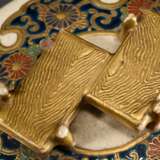 Japanisches Satsuma Deckelgefäß mit polychromem Dekor "Drachen und Drachenschildkröte" sowie seitlichen Griffen, Boden sign. Baika, H. 37,5cm, Ø 23,5cm, kleiner Defekt am Deckel - photo 7