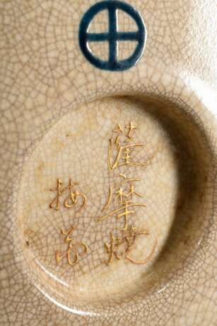 Japanisches Satsuma Deckelgefäß mit polychromem Dekor "Drachen und Drachenschildkröte" sowie seitlichen Griffen, Boden sign. Baika, H. 37,5cm, Ø 23,5cm, kleiner Defekt am Deckel - photo 10