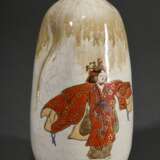 Japanische Keramik Vase "Tänzerin in traditioneller Tracht", in verlaufender Glasur, am Boden sign., rote Siegelmarke, H. 13cm - photo 1