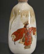 Overview. Japanische Keramik Vase &amp;quot;Tänzerin in traditioneller Tracht&amp;quot;, in verlaufender Glasur, am Boden sign., rote Siegelmarke, H. 13cm