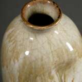 Japanische Keramik Vase "Tänzerin in traditioneller Tracht", in verlaufender Glasur, am Boden sign., rote Siegelmarke, H. 13cm - фото 3
