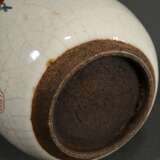 Japanische Keramik Vase "Tänzerin in traditioneller Tracht", in verlaufender Glasur, am Boden sign., rote Siegelmarke, H. 13cm - фото 4
