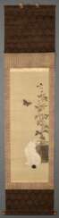 Kawanabe Kyosai (1831-1889) &quot;Weiße Katze neben gelber Topfchrysantheme, darüber zwei Schmetterlinge&quot;, Rollbild auf Brokatseide aufgezogen, farbige Tusche auf Seide, Inschrift und Siegel auf Topf, Japan 19.Jh., …