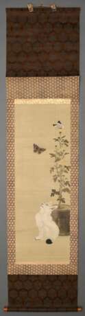 Kawanabe Kyosai (1831-1889) "Weiße Katze neben gelber Topfchrysantheme, darüber zwei Schmetterlinge", Rollbild auf Brokatseide aufgezogen, farbige Tusche auf Seide, Inschrift und Siegel auf Topf, Japan 19.Jh., … - photo 1